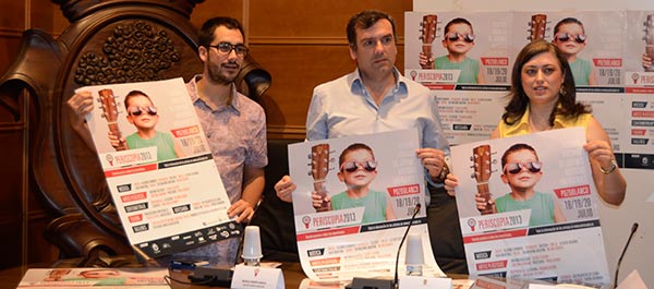 El concejal de cultura, Juan Bautista Carpio, la concejala de juventud, Pilar Fernández, y el director del Periscopia, Manuel Marín, durante la presentación del Festival