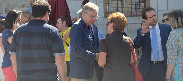 Daría Romero, de espaldas, hablando con el subdelegado del gobierno en Córdoba, Juan José Primo Jurado