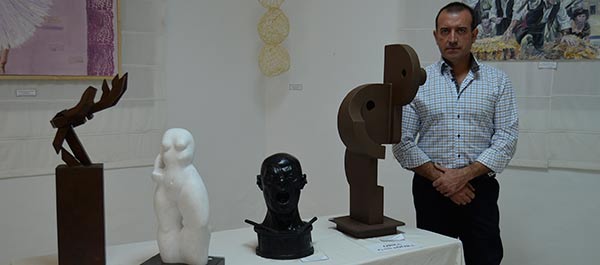 Martín Sánchez con su obra "Miradas" que le ha valido ganar el primer premio en el apartado de escultura