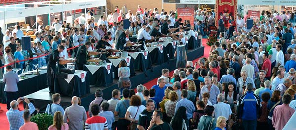 Momento del II Concurso Nacional de Cortadores Profesionales dentro de la Feria del Jamón de Villanueva de Córdoba