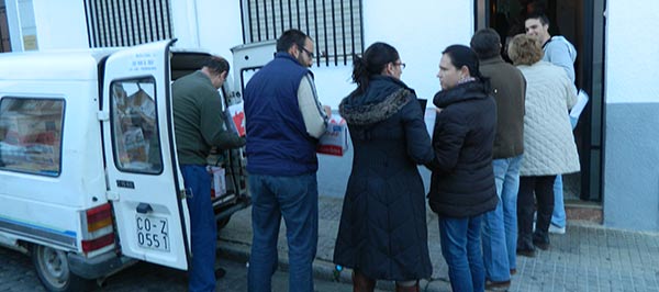 Momento de la entrega de los alimentos por parte del Ayuntamiento de Córdoba
