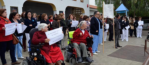 Trabajadores y trabajadoras del CAMF en la concentración que ha tenido lugar a las puertas del centro en repulsa de la última víctima de violencia de género