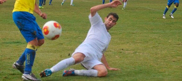 Sancho intenta arrebatar el balón a un jugador del Cádiz B