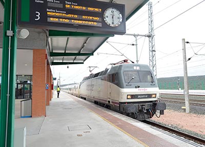 Entrada del segundo tren en la estación de Villanueva