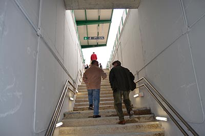 Dos ciudadanos acceden a una de las vías de la estación de Villanueva de Córdoba