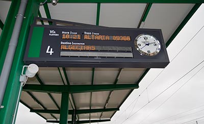 Uno de los tablones electrónicos de la estación indicando la hora de llegada del primer tren