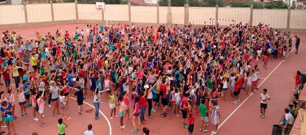 Niños y niñas disfrutando del oratorio