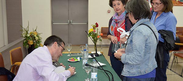 Félix Ángel Moreno firmando ejemplares de su nuevo libro Félix Ángel Moreno firmando ejemplares de su nuevo libro