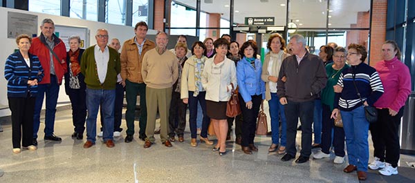 Los miembros de la Plataforma y ciudadanos que se acercaron hasta la estación de Villanueva de Córdoba