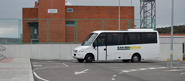 Autobús en la estación del AVE correspondiente a la nueva línea que se puso en marcha en el día de ayer