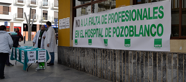 Recogida de firmas contra el déficit de enfermas en el Hospital Valle de Los Pedroches
