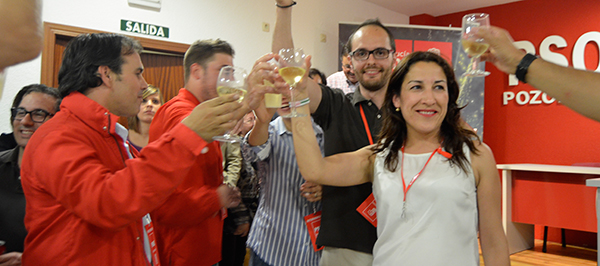 Auxiliadora Pozuelo y parte de su candidatura celebrando la victoria en los comicios municipales