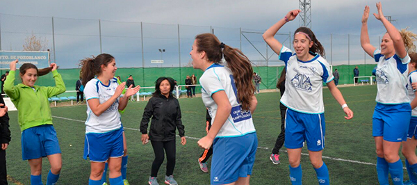 Victoria Arévalo celebrando con sus compañeras un título