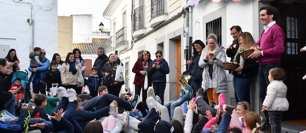 Niños bailando al toque de tambor de la Virgen de Luna