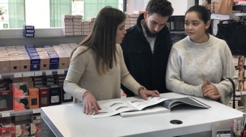 Unos clientes comprando en una tienda de Pozoblanco