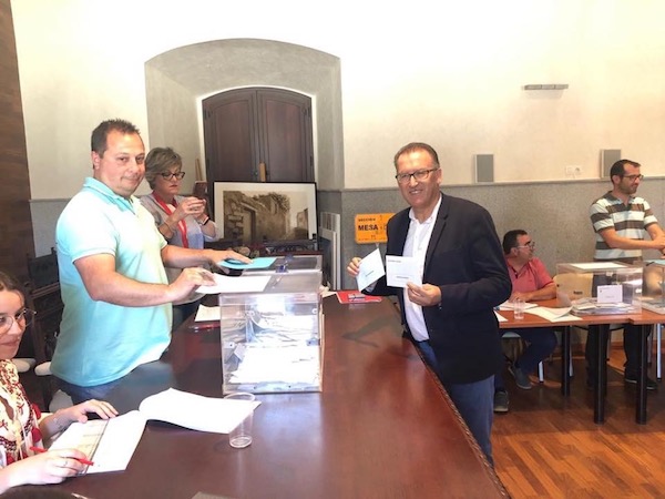 Juan Díaz, candidato del PSOE en el Viso, ejerciendo su derecho a voto 