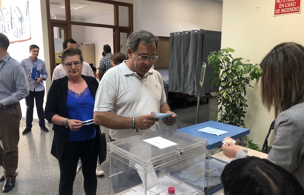 Benito García, candidato de CDeI, votando