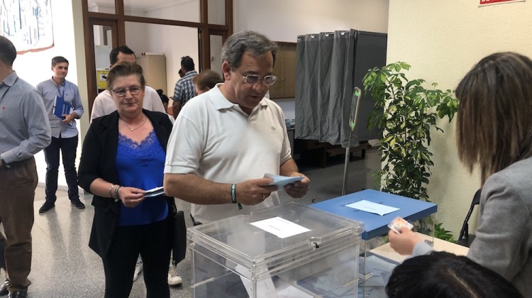 Benito García, candidato de CDeI, votando