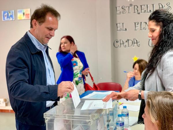 El candidato del PP a la alcaldía de Dos Torres, Manuel Torres, en el momento de su voto 