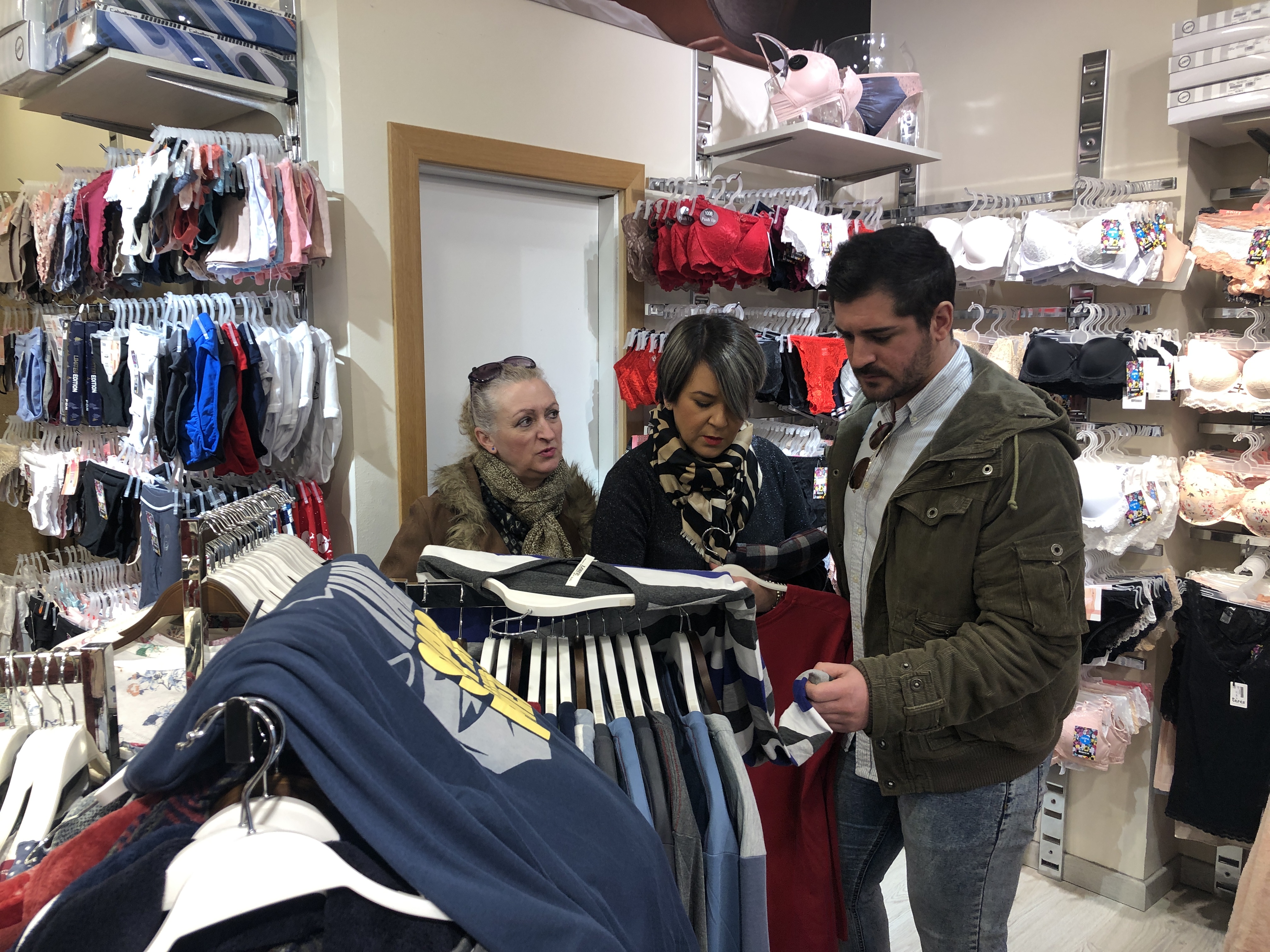 Los ganadores del año pasado realizando sus compras
