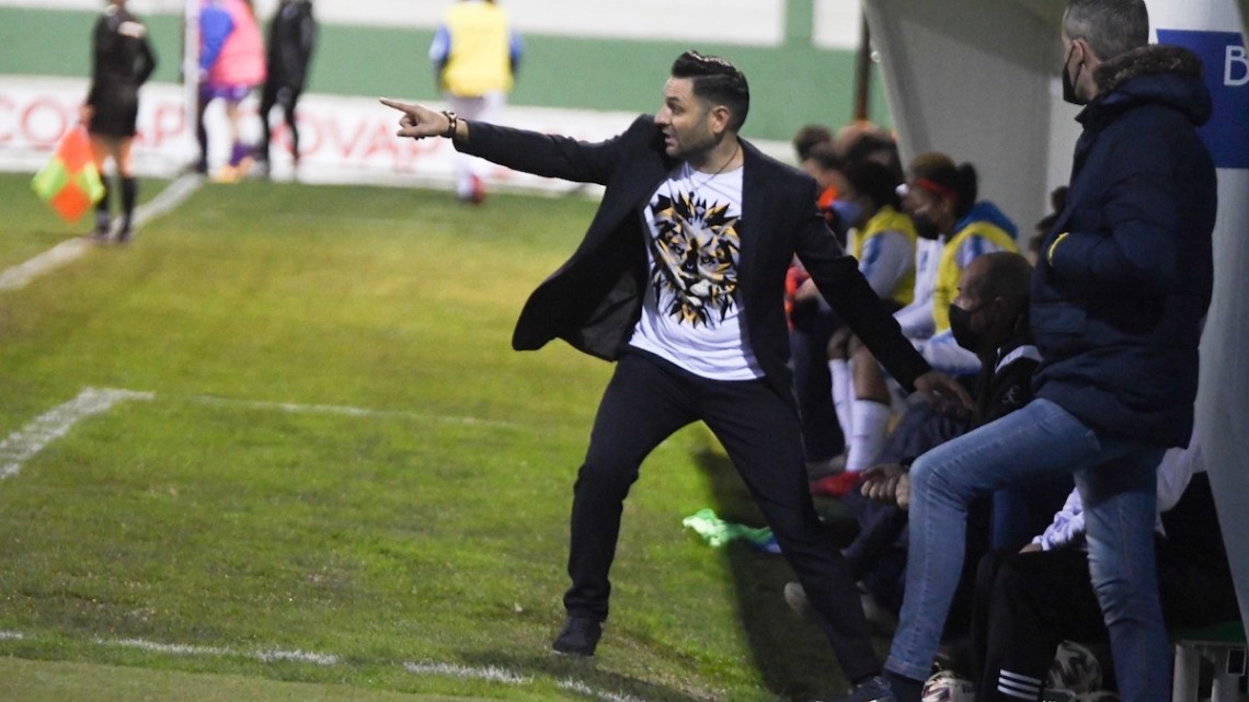 Manuel Fernández durante un partido del Pozoalbense Femenino