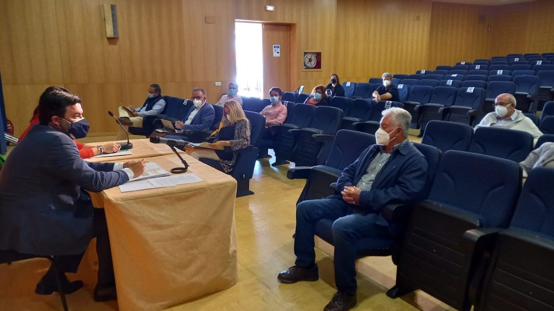 Alcaldes y alcaldesas de Los Pedroches en la reunión con Joaquín López-Sidro y Purificación Joyera