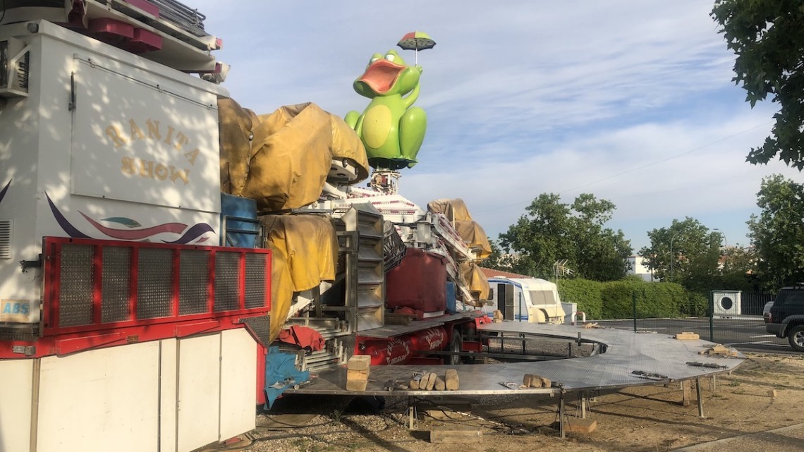 Montaje de una de las atracciones que se ubican en el Recinto Ferial