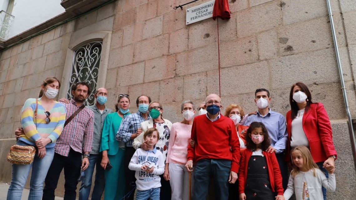 La familia de César Fernández durante el acto de descubrimiento de la calle que lleva su nombre