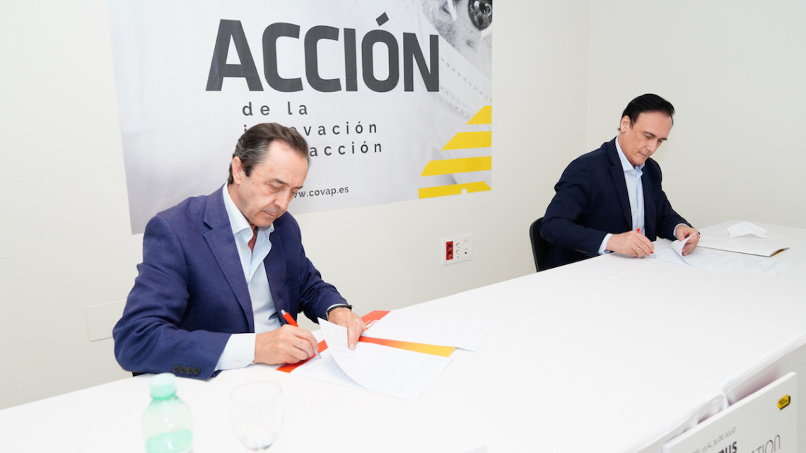 Ricardo Delgado Vizcaíno y José Carlos Gómez Villamandos firman el acuerdo de colaboración para el Campus