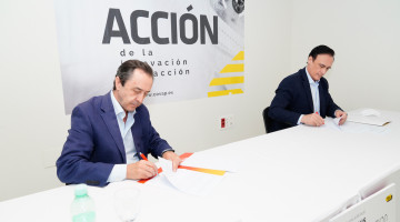Ricardo Delgado Vizcaíno y José Carlos Gómez Villamandos firman el acuerdo de colaboración para el Campus