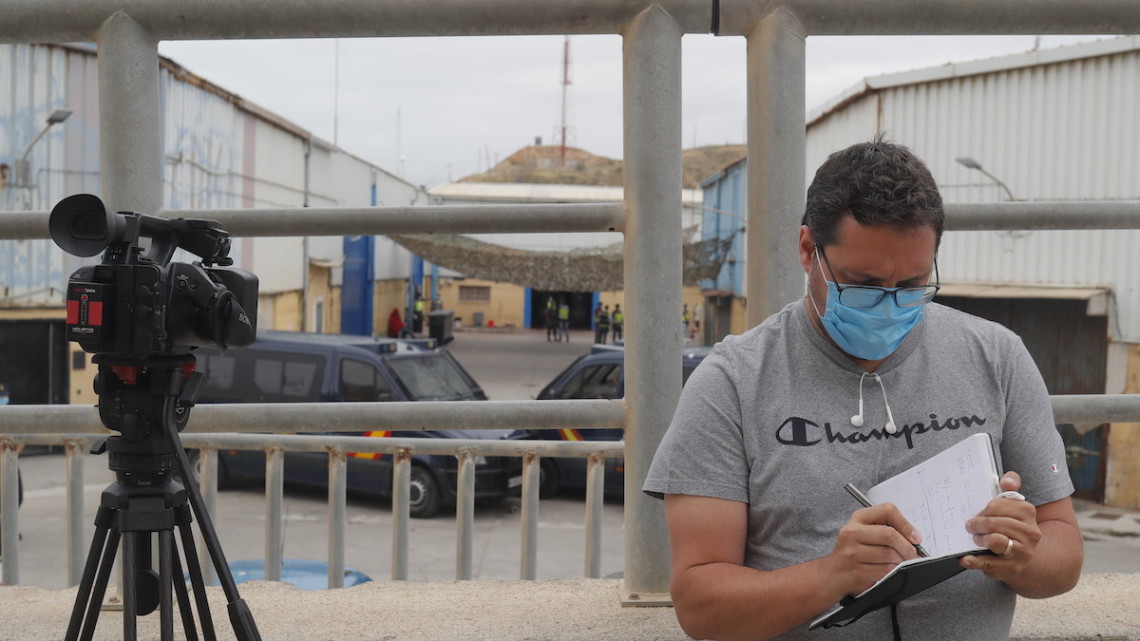 Juan José Madueño realizando uno de sus reportajes en Ceuta Foto: Jon Nazca