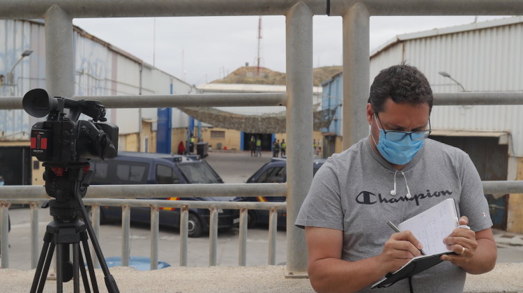 Juan José Madueño realizando uno de sus reportajes en Ceuta Foto: Jon Nazca