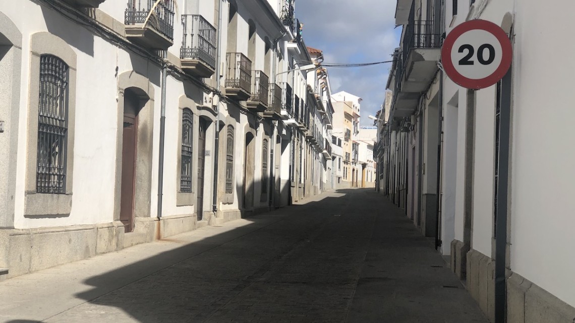 Señal de límite de velocidad en 20 km/h en una calle de Pozoblanco