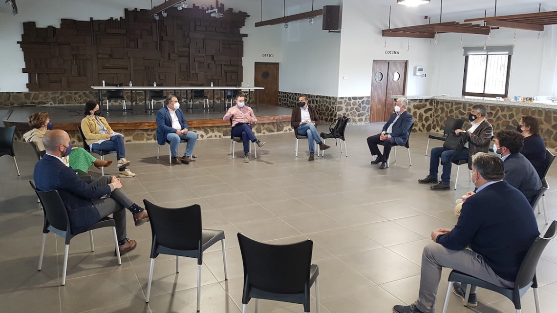 Alcaldes y concejales en la reunión con los delegados territoriales de la Junta de Andalucía