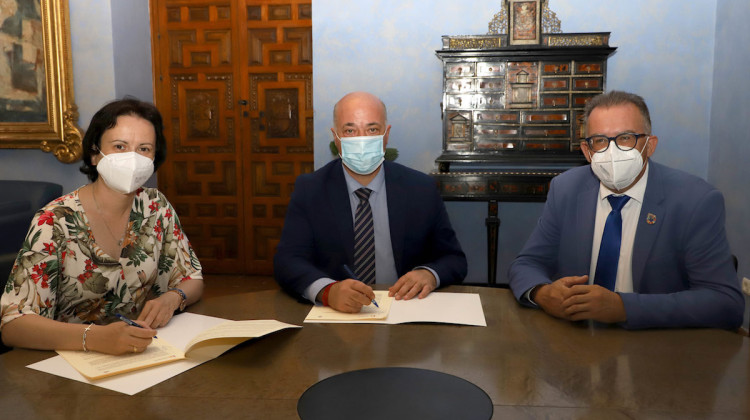 Firma del convenio entre la Diputación y el Ayuntamiento de Villanueva del Duque