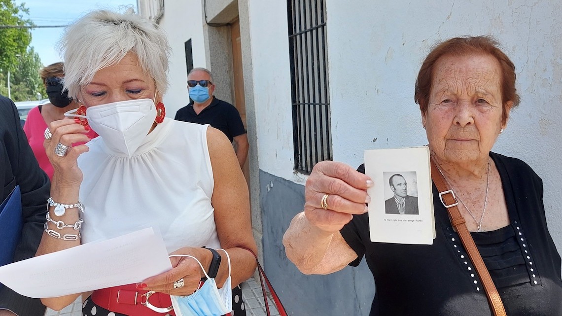 Familiares de Juan Manuel Fernández durante el homenaje