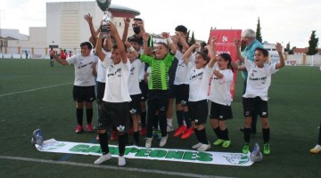 Los jugadores celebrando la Copa Diputación