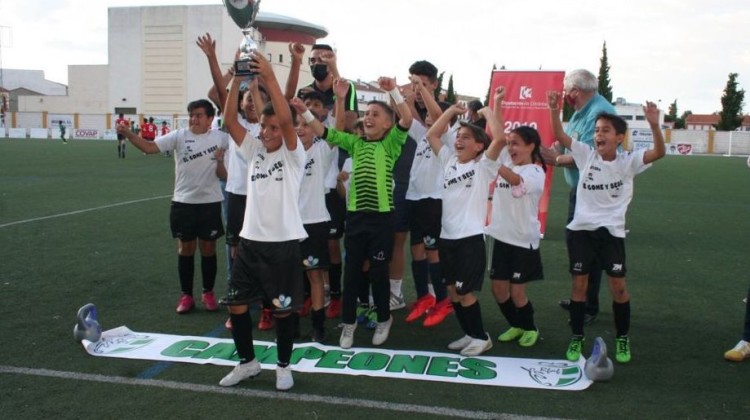 Los jugadores celebrando la Copa Diputación