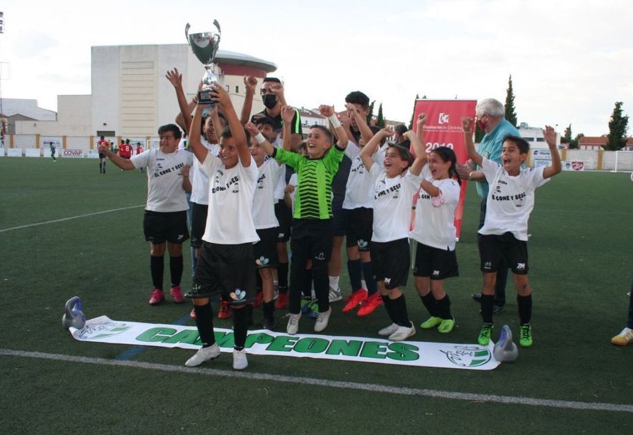 Los jugadores celebrando la Copa Diputación