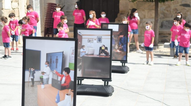 El alumnado del CEIP Virgen de las Cruces en la inauguración de la exposición