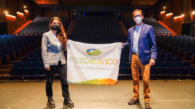 María José Llergo con el alcalde de Pozoblanco, Santiago Cabello