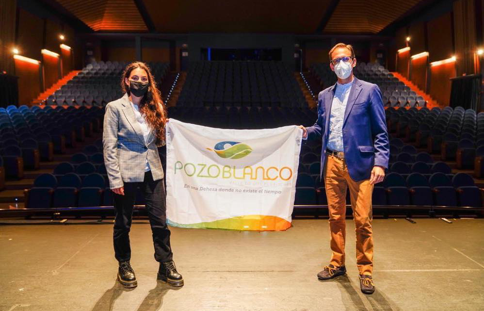 María José Llergo con el alcalde de Pozoblanco, Santiago Cabello