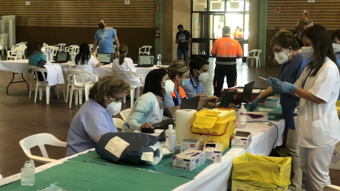 El equipo de vacunación preparando las dosis