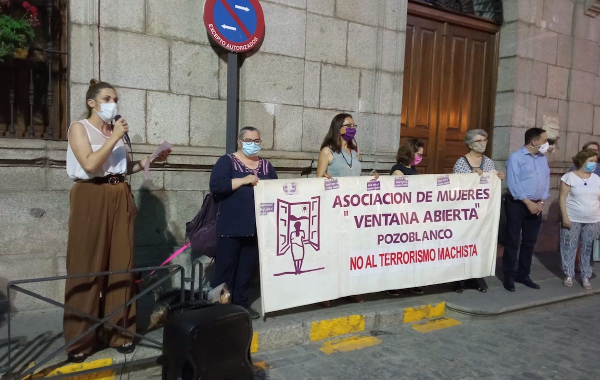 Momento de la concentración en Pozoblanco contra la violencia de género