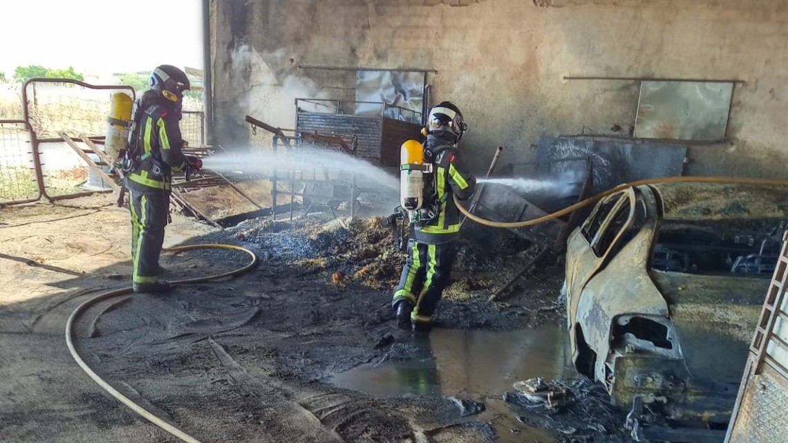 Los bomberos apagando el incendio originado en una nave de Alcaracejos