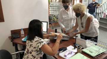 Momento de la entrega de las firmas recogidas por la Plataforma Ciudadana
