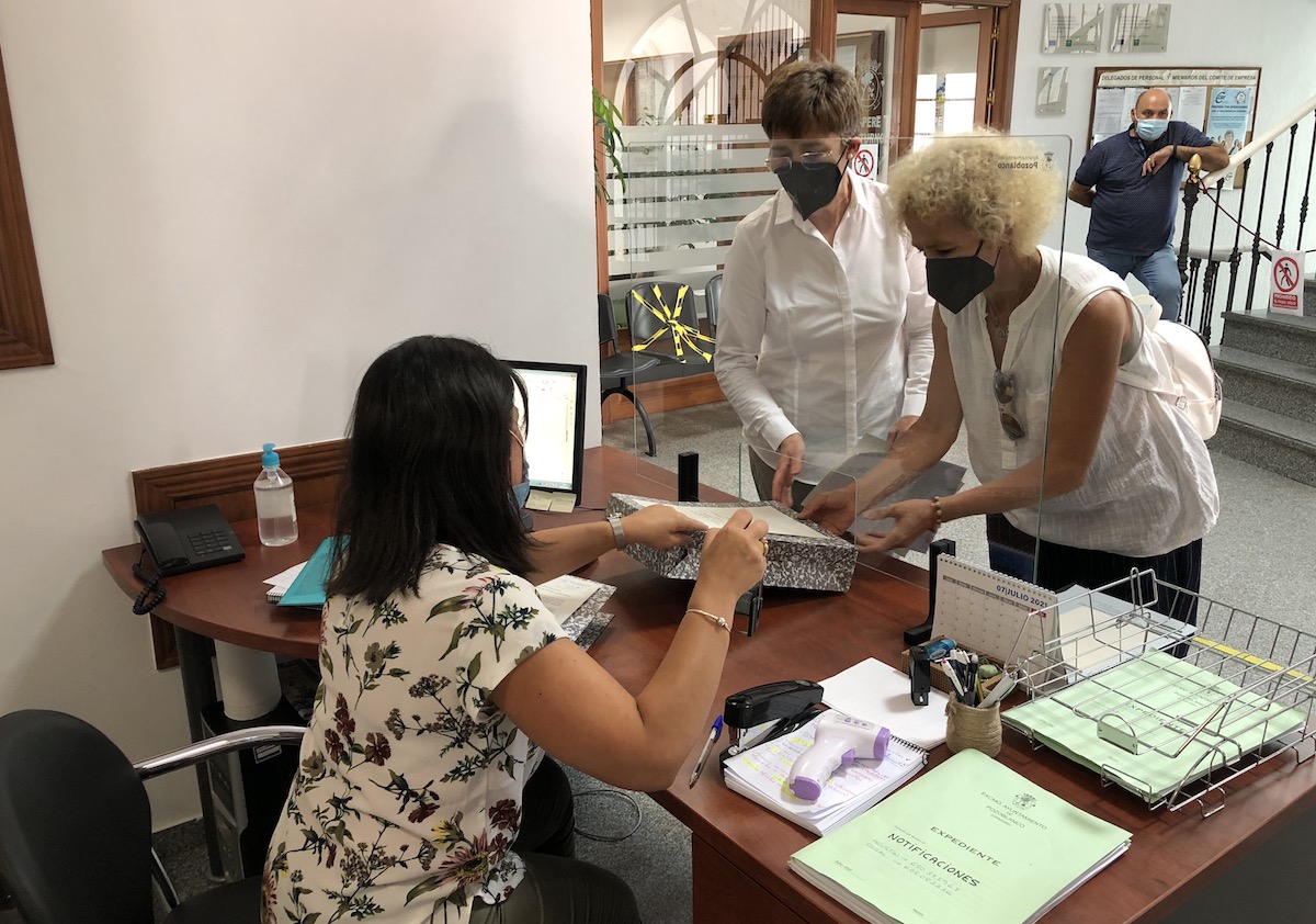Momento de la entrega de las firmas recogidas por la Plataforma Ciudadana