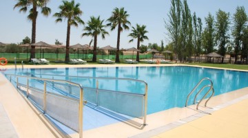 Estado en el que ha quedado la piscina de Villaralto tras su remodelación