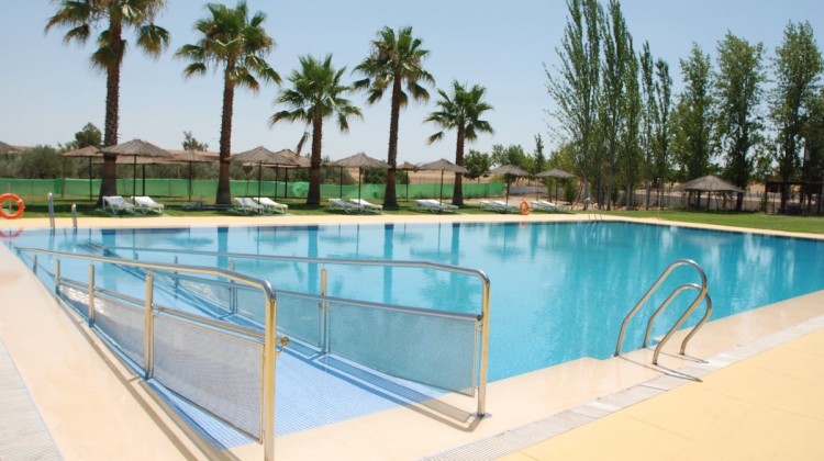 Estado en el que ha quedado la piscina de Villaralto tras su remodelación