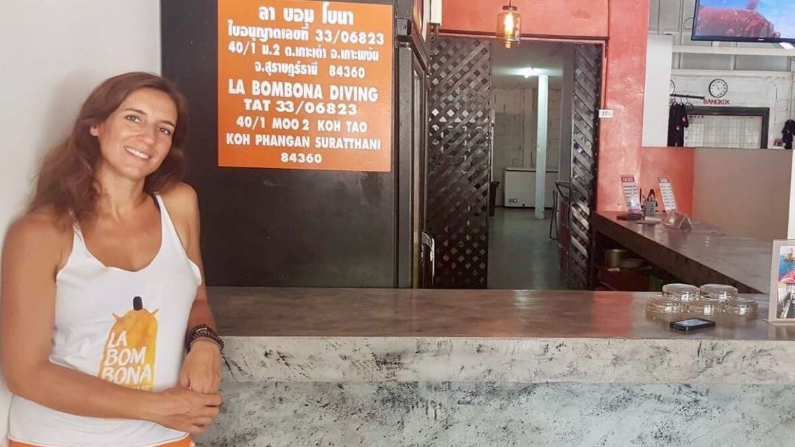 Rocío Garcia en su negocio en Tailandia